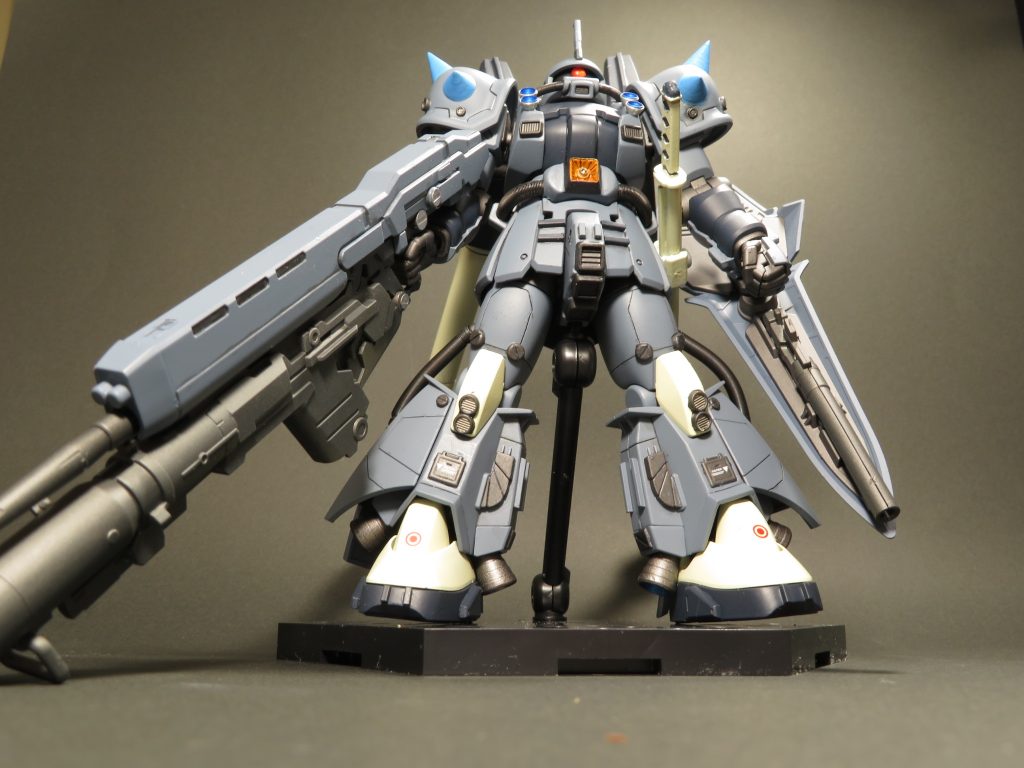 カラーに関して。メインカラー:クレオス　インディーミディエイトブルー胴体、スリッパ、バックパックのカバー:クレオス　ディープオーシャンブルー膝、足、タンク、刀全体:ガイヤカラー　アイボリーホワイト駆動系等のグレー部分:ガイヤカラー　ガンメタリックサフェーサーライフル、バズーカ:クレオス　パーカーガンメタリックスラスター内部:クレオス　メタリックブルー