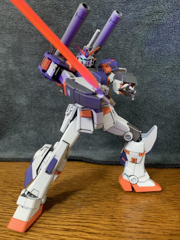 小説版では、搦手を使われたとはいえ旧ザクに倒されてしまいましたが、一年戦争の頃のガンダムでは1番好きなデザインです。