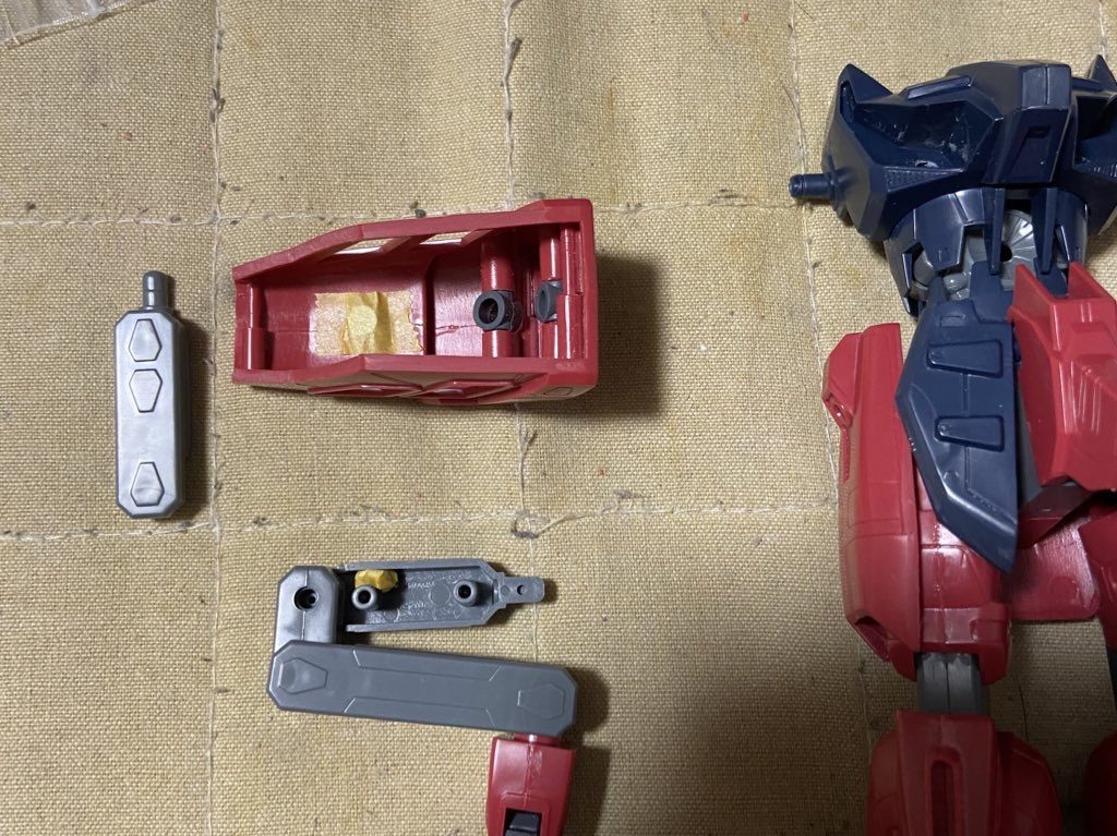 伸びる腕が重くどうしても多少下がってきてしまうので肩にネオジム磁石を埋め込み対策。
カチっとくっついて理想の保持力を持つことが出来ました。