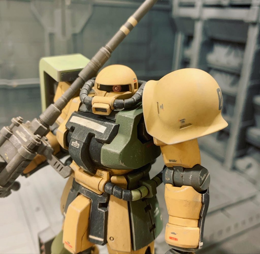 左肩はHGUCの旧ザクの物にしました。スパイクアーマー無しで外観に特徴を出すことで、友軍からの識別性を上げている設定です。ミノフスキー粒子濃度が高い戦場では電子機器が使えず、目視でも周囲の友軍配置の確認を行っていたはずで、その際皆同じような外観のザクだとどれが誰のザクなのか分からなくなると思いました。特にこのザクはマゼラトップ砲という癖の強い兵装なので、ぱっと見ですぐ識別できるようスパイク無し肩アーマーにしてあるという設定です。バトオペでも同種異兵装の機体がいると、色で識別したりしますよね。
    +