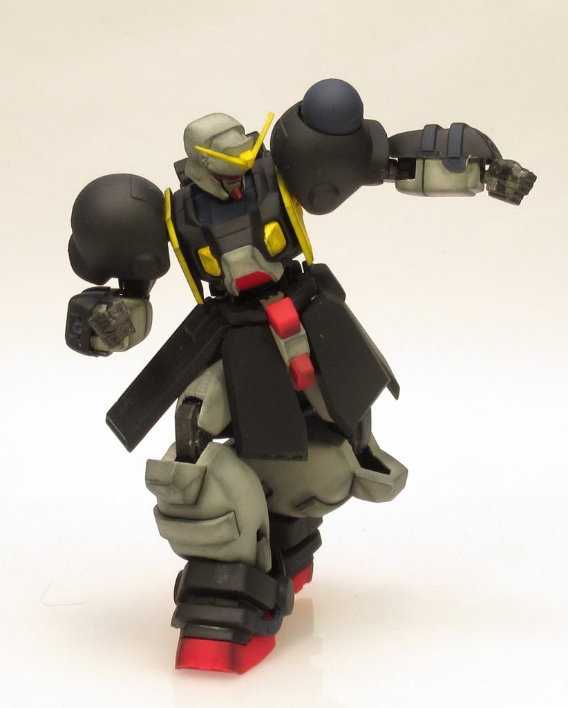 箱絵風
改修箇所は肘関節を二重関節へ変更。肩はボールジョイントに変更。足首部分を切り離して左右へ可動できるよう改修。腰はジェノアスのものを仕込んでいます。フロントアーマーは大型化と延長。