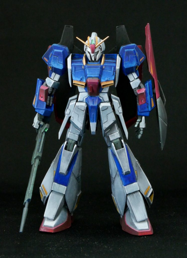 腰のフロントアーマー、末広がりの脚もグラデーション