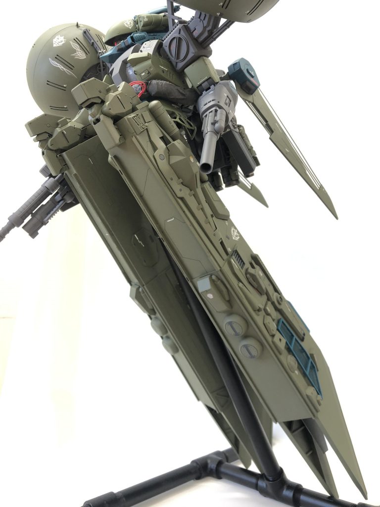 スラッと伸びる脚スラスターはプラ板から製作。あとはジャンクパーツ貼り付けたり筋彫りしたり。脚スラスターだけで全長約550mmくらいでした。