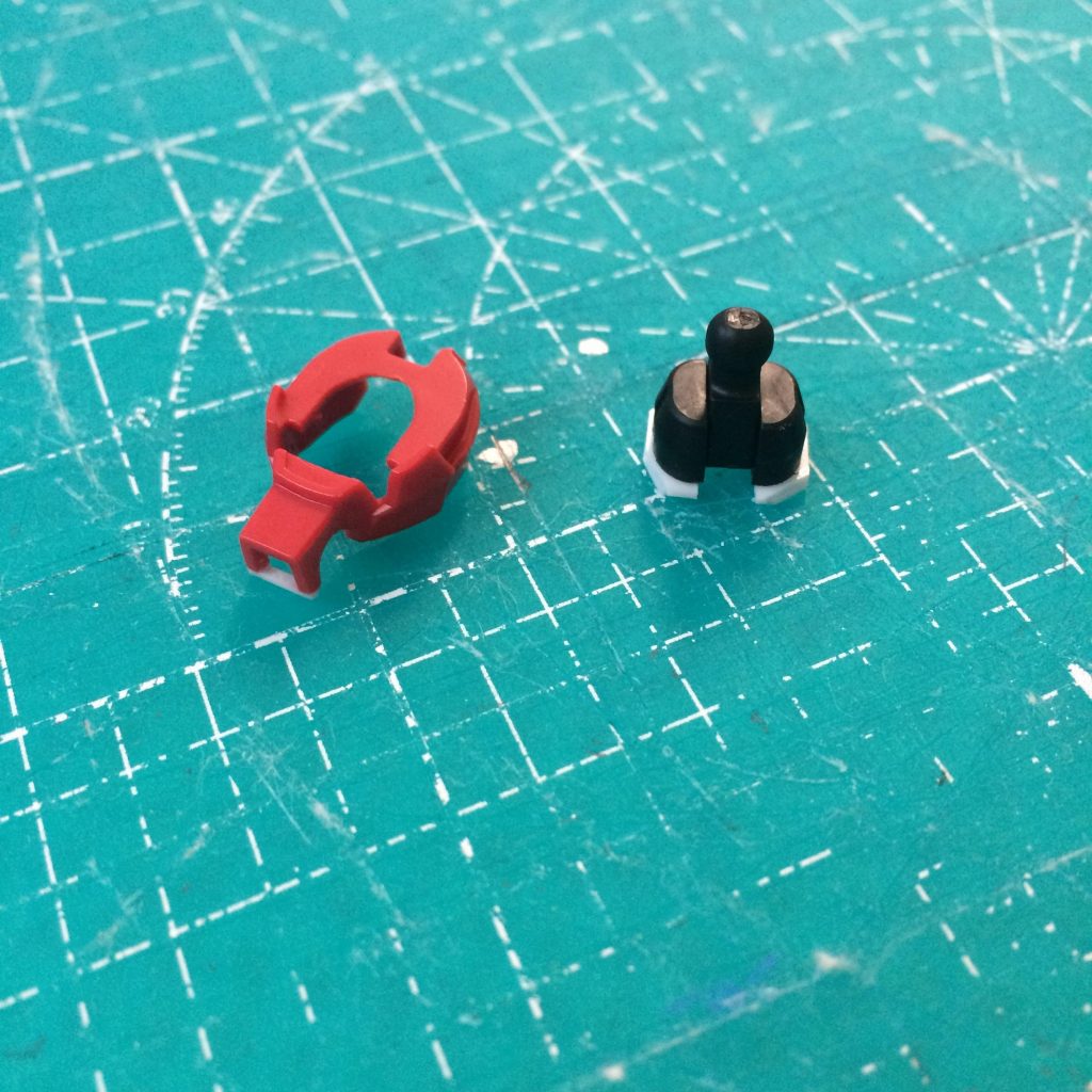 口の下をプラ板貼りました。後ろの方は後ハメできるよう、切り飛ばしたり削ったりしました。首は根本からぶった切ってプラ板つけて延長です。