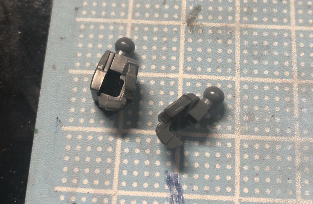 そして額のパーツが終わったので作業再開すると今度は手の甲が無いここでストレスMAXでブチギレ