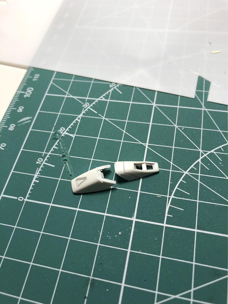 胸の中央のボリュームアップには、ジャンクのウイングの膝当てパーツを切断、形状を整えて使用しました(画像左を使いました)