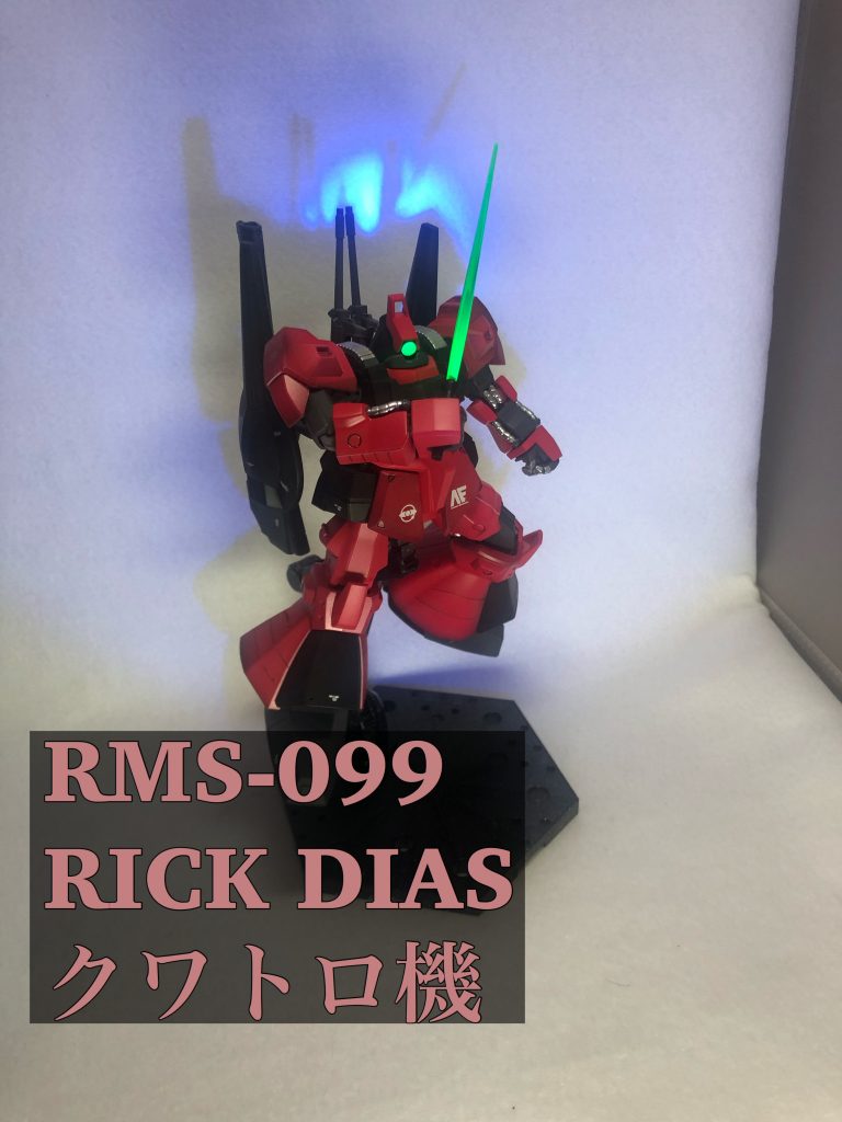 目とビームサーベルは蛍光塗料で塗装したのでブラックライトで光ります！ 