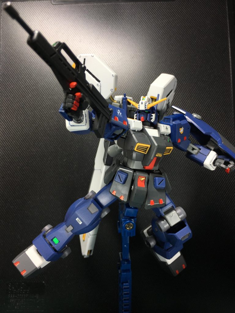 銃持ち手は例によって角度付きのものを用意し、ジム・ライフルの後部にある弾倉との干渉を回避しています。