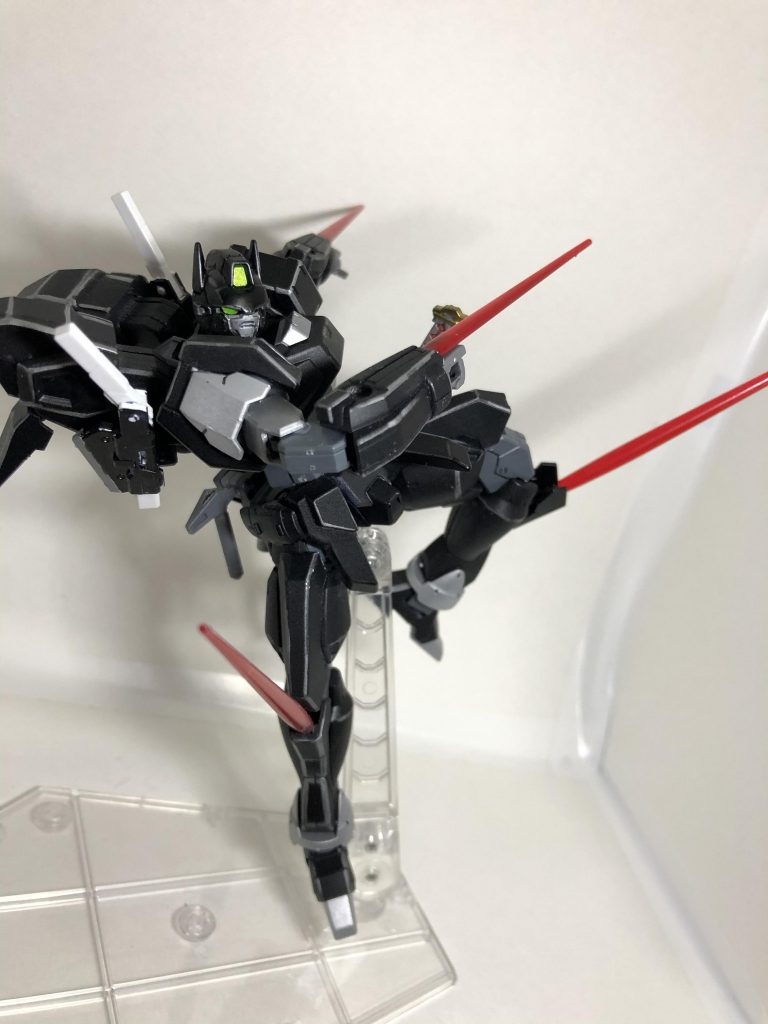 腕と膝に内蔵サーベル、武装がなくなっても戦えます
