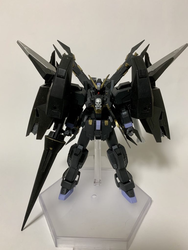 と、言うわけで。追加装備の代表として製作したアサルトクロークを装備。今回のアサルトクロークは、主にコトブキヤ製パーツをガンプラのカスタマイズジョイントで接続して作っています。