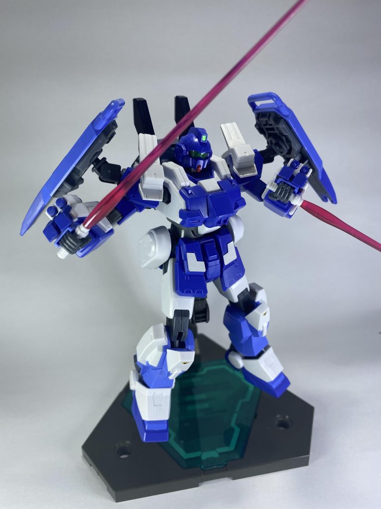 向上した機動力を活かし、中距離ではライフルによる射撃、近距離ではシールドや各種バルカンを駆使しながらの格闘戦を仕掛ける