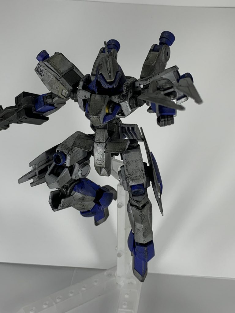 普段は艶消しとスミ入れぐらいしかしないのですが、ふと思い塗装と汚しを今作で初めて行いました。お試し感覚でやってみたら予想外に良いものが出来、友人にガンスタ初めてみたら?と初めて見ました。よければ評価お願いします。