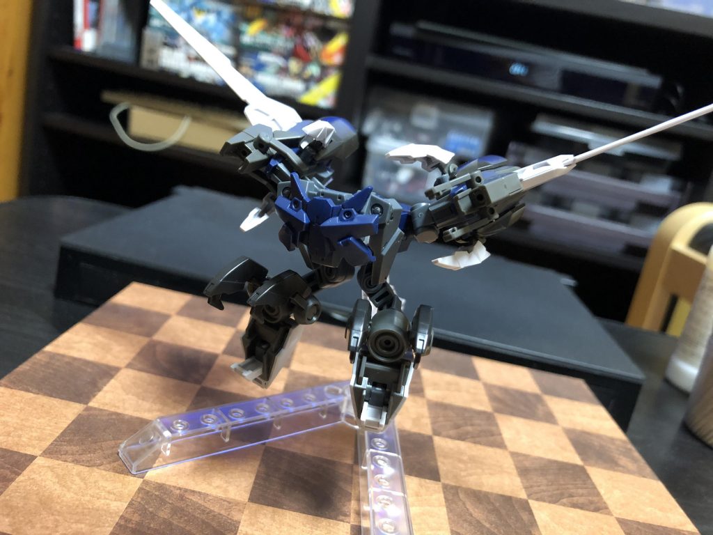 サポートメカは最初G-エルスの設定のまま、各パーツが独立して飛行する設定でいこうかとも思ったのですが、腕につけるクローがいい感じに30MMのパーツと噛み合ったので採用。最初は空飛ぶ謎の物体でしたがパーツの追加でフクロウっぽく見えるようにしてみました。