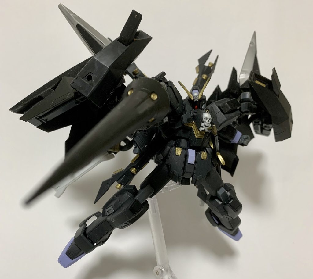 お気に入りショットその1。一見干渉が心配なサイドパーツは、背面からの接続により柔軟に可動するため、本体の可動に干渉しないように、うまく逃す事ができます。