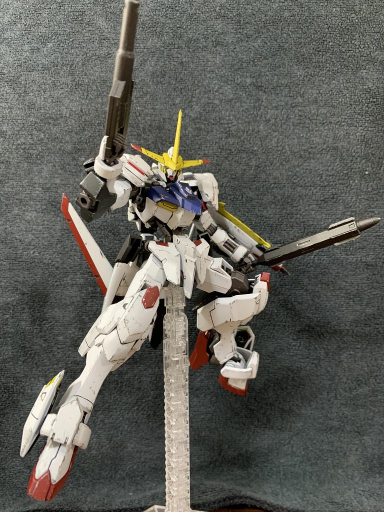 全体的にチッピングとドライブラシで軽めに汚して、鉄血の世界観に合わせた装甲のスレ傷を表現してみました。