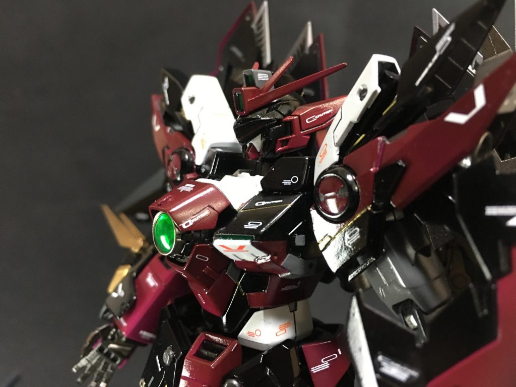 バイザーはパテでスクラッチしました。ガンダム顔には意外とバイザーが似合います。