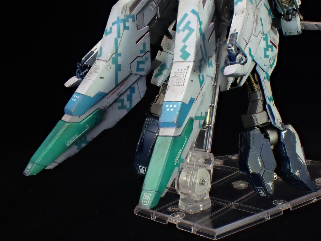 ピクセル迷彩の中でブルーからグリーンへグラデーションをかけています。
また、一番彩度の高いグリーンはシルバー下地で金属感が少しでも出るようにしています。