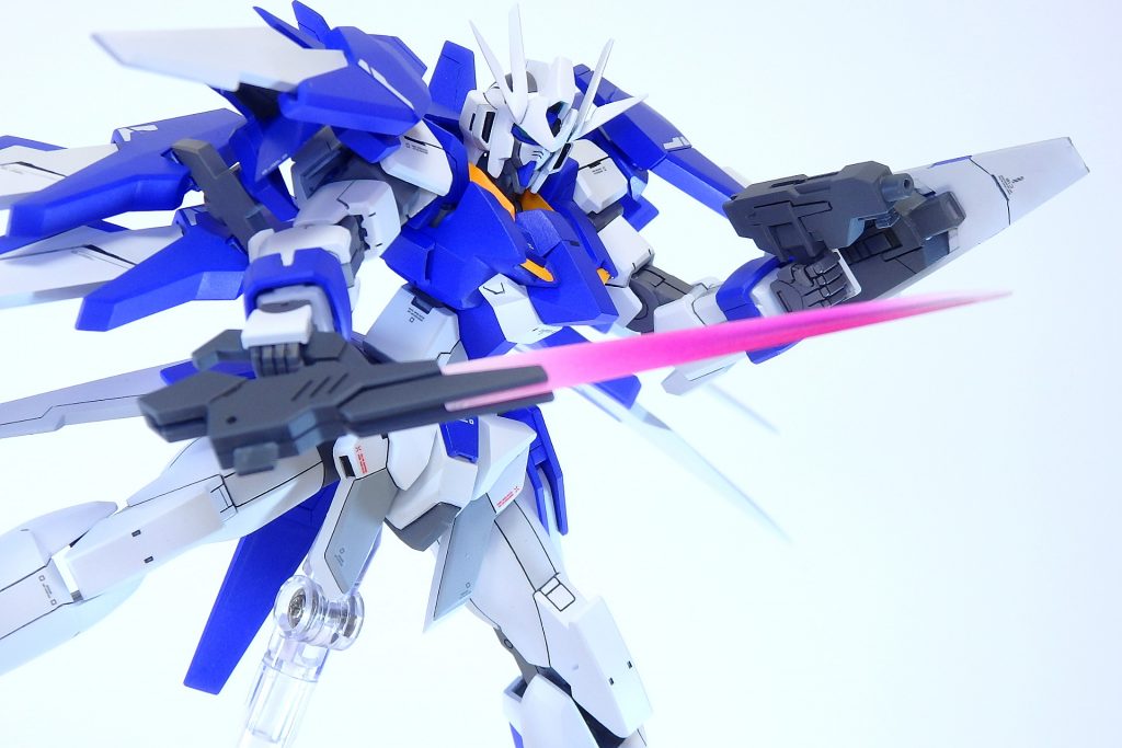 ドッズライフル-Ⅱ自身にも合体・分離機能があり、ビームサーベルと小型ドッズライフルになります。ドッズバスターライフル本体が中・遠距離戦用の装備であるなら、ドッズライフルⅡは中・近距離用の装備であり、これら2つが揃うことで遠・中・近オールレンジでの戦闘が可能になります。