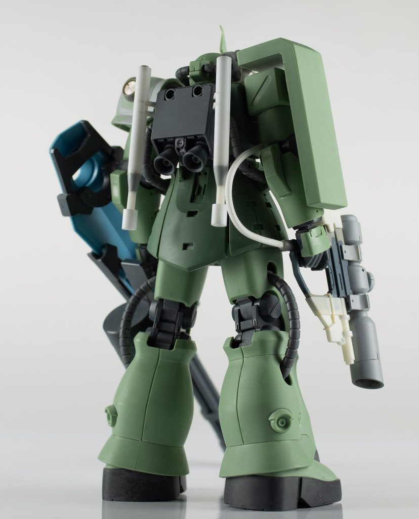 ガトリングガンはhgucグフカスタムから拝借。手首周りを幅詰めして手持ちでも違和感の無いようにしました。