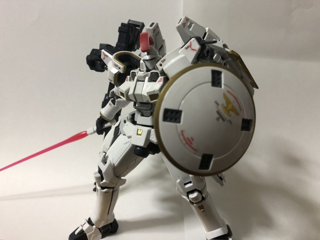 ビームサーベルです。普段は左腕に懸架しているシールドの裏に収納されています。このキットのビームサーベル持ち手は特殊で、通常の物より角度が付いている為、トールギス特有の騎士のようなポーズを容易に取らせる事ができます。ビームサーベルの刃はクリアピンクのものと無色クリアほものがそれぞれ2つずつ付いています。
