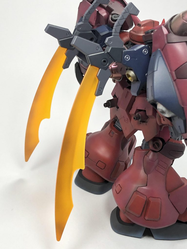 ビームソード。全体にクリアオレンジを吹いた後、そのクリアオレンジに少量のゴールドを混ぜて刃先に塗っています。
    +