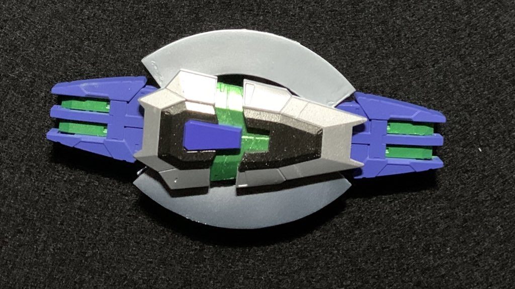 シールドの円形部にはうみんちゅさんから頂いたビスマスパール塗料を使わせて頂きました