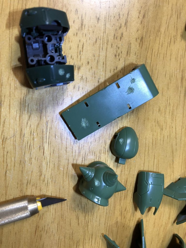 必死にデザインナイフで傷つけるww
    +