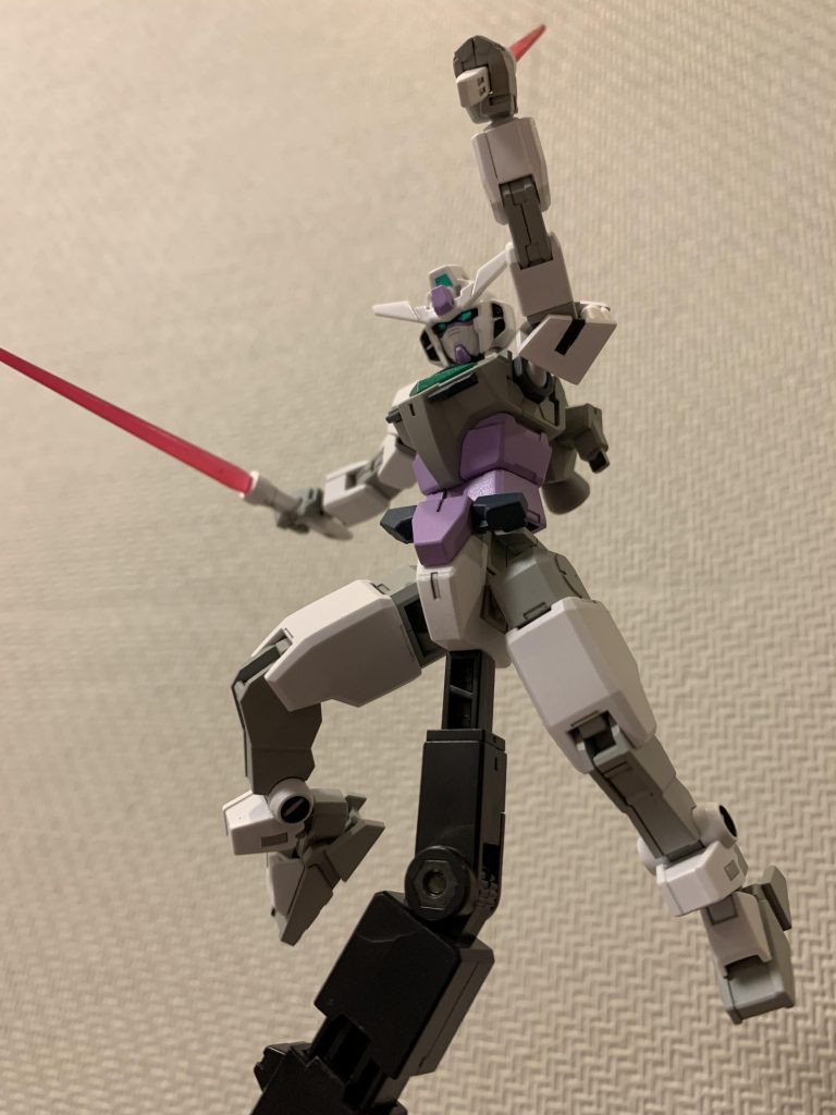 足の設置面はあまりよくないですが、スタンド使えばなかなかのポーズを取らせられます。