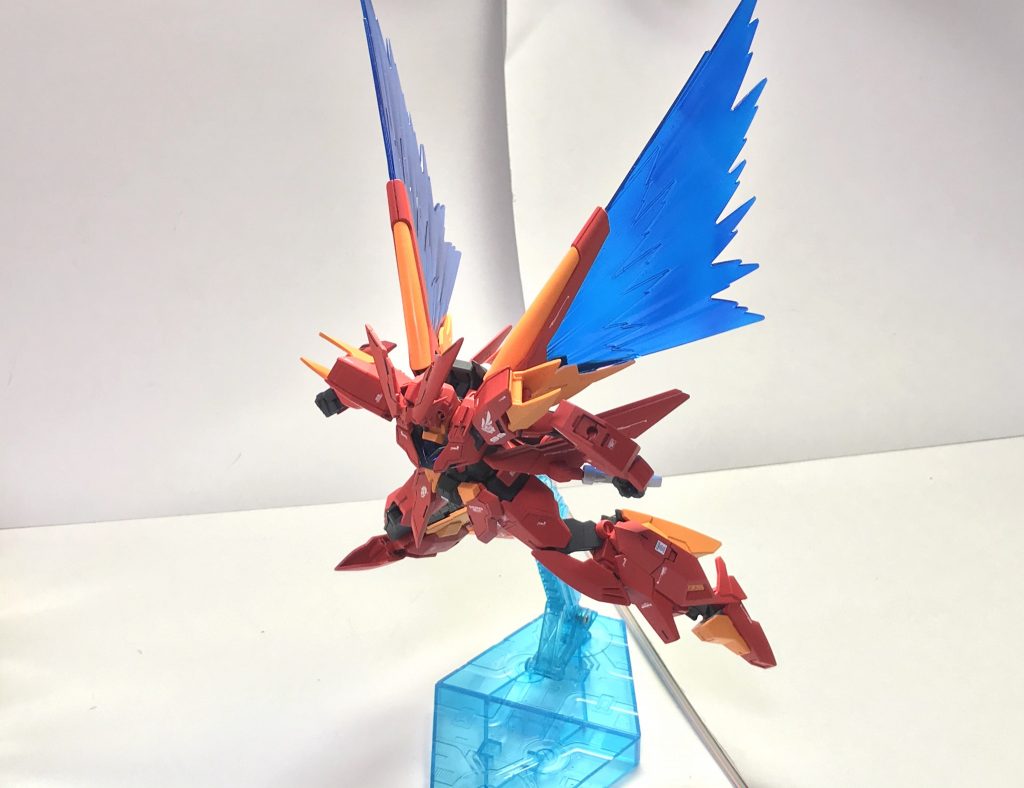 光の翼。P9アーマーを装着することで運用が可能となるミノフスキードライブの副次的な作用で発生するものであり、理論上は亜光速までの加速を可能としているが、GBNにおいては人体への過剰な悪影響を及ぼす領域まで擬似感覚が到達した場合強制的にシャットアウトとログアウトを行う仕様となっているため、亜光速での航行が可能かどうかは不明である。