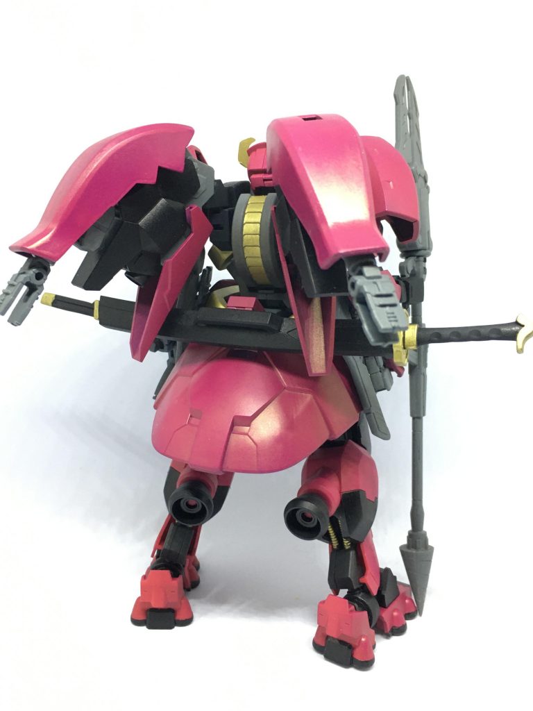 バックショット。漏影のスラスターにローゼンズールの余りパーツを被せ、内部にスカルウェポンのサブアームを加工して装備。はみ出しアームに携行武器をマウントしてもいいかも?と思いつつ、今回は見た目うるさい機体なので持たせませんでしたw