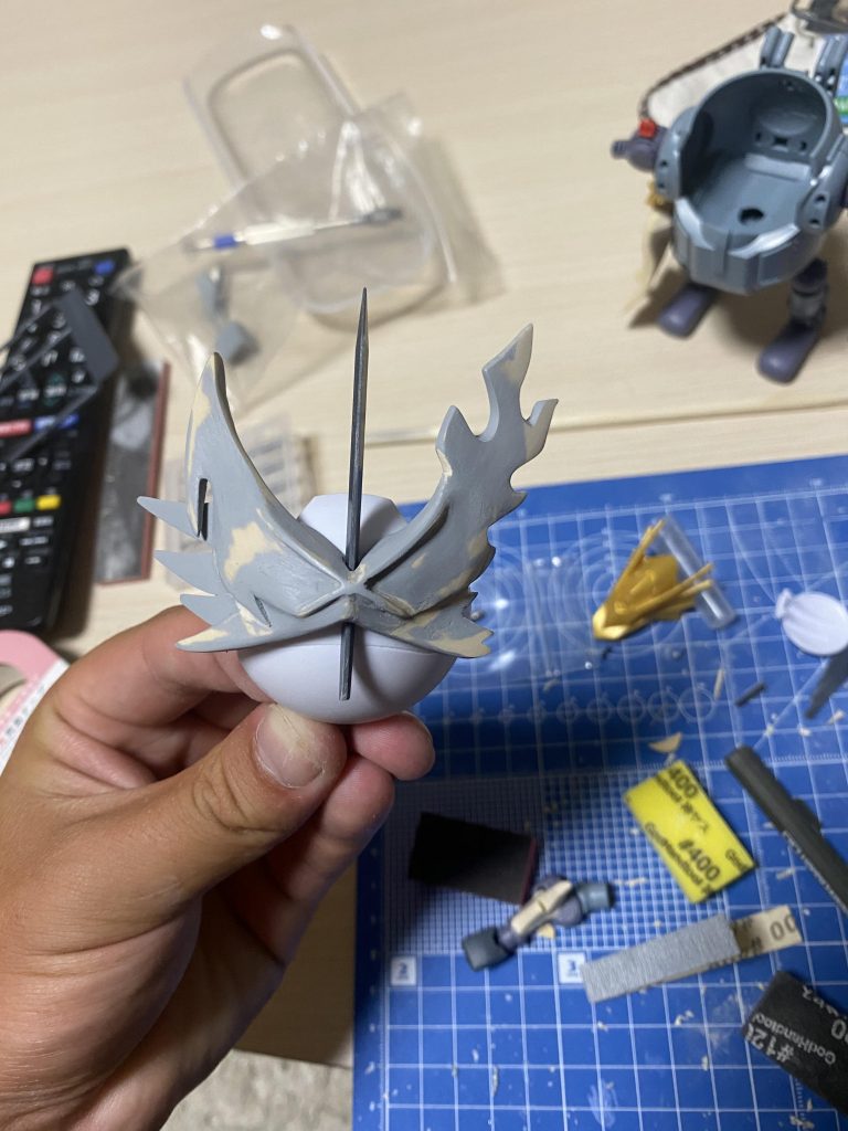 特徴的な仮面はプラ板にパテを盛って整形しました。