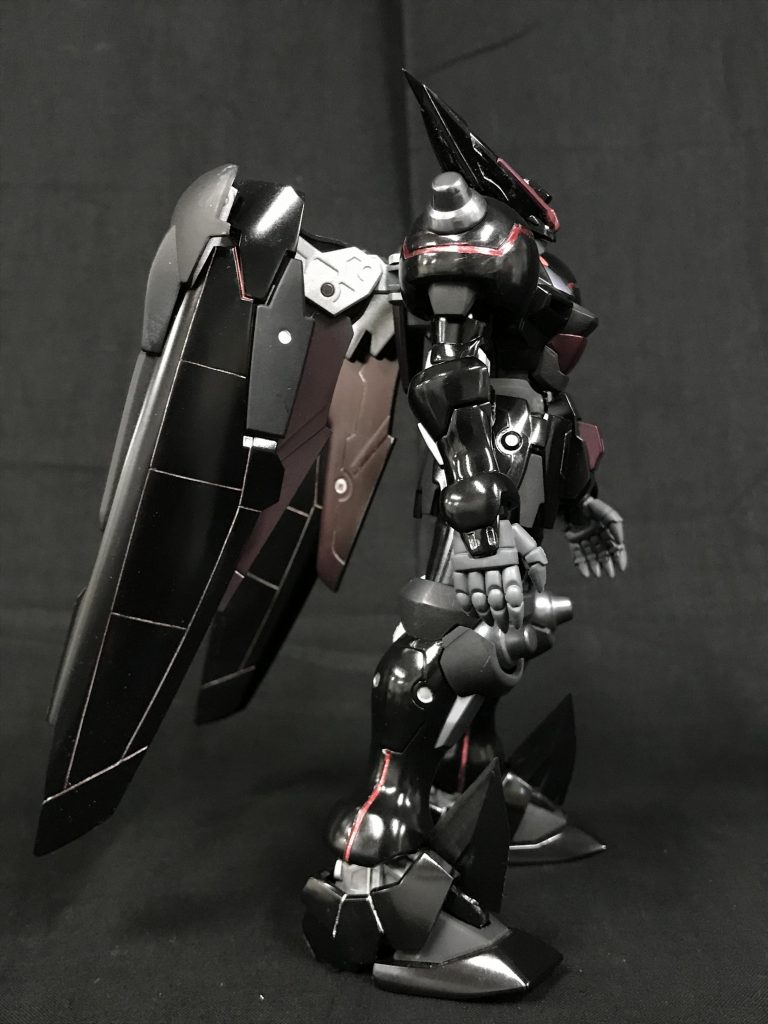 マントは凹凸をなくした上で、筋彫りし直し、飛行機の翼のようにしてみました。