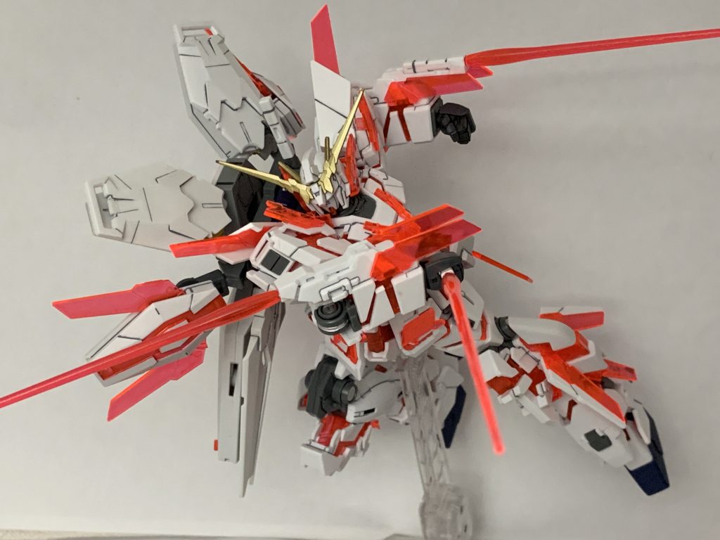 背面左右の小型ユニットをファンネルのように飛ばすことも可能。