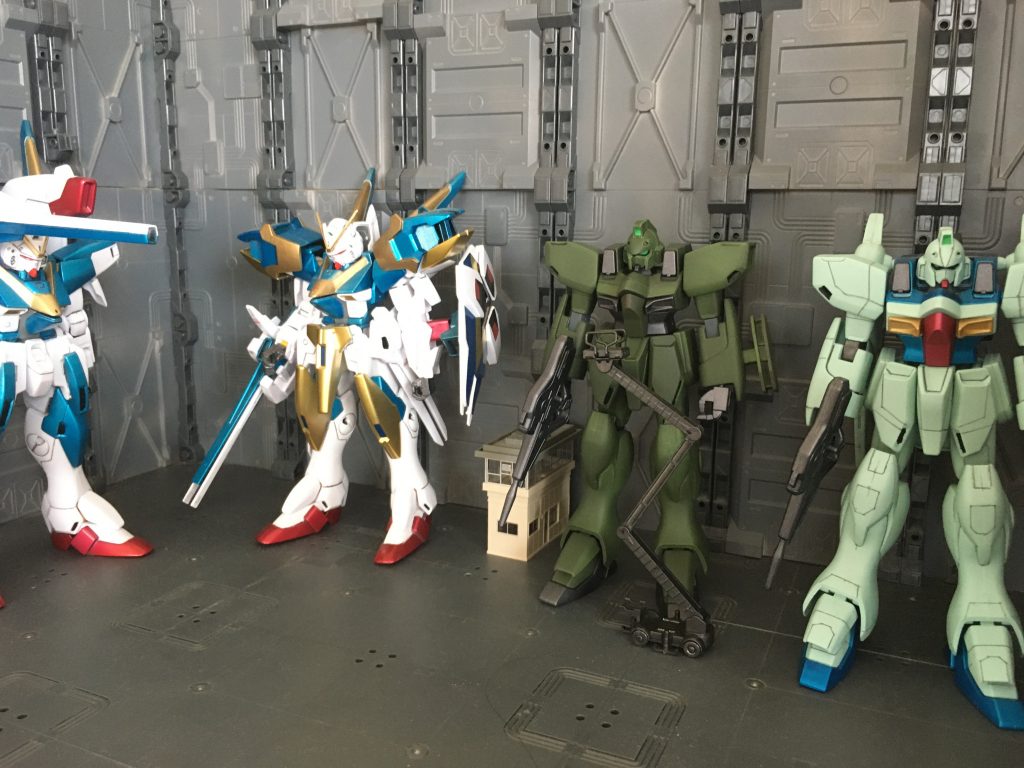 僚機とともに
 vガン系は1/100サイズがちょうどいいスケール感でお気に入り