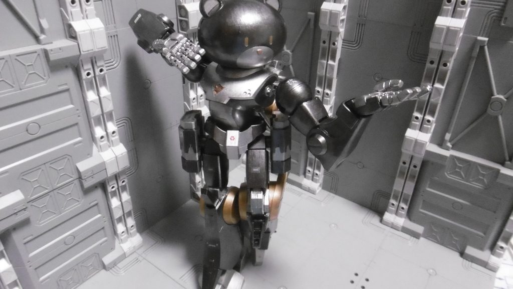 ＭＳランチャー０１をサイドアーマー化し、不要になった腰両側のＰＣは外しています。腕がＭＧなので上半身の自由度は高め。ポージングは「流派！」でお馴染み あの方 を模倣したつもり。脚はドーベンそのままで、そんなに自由度は高くないです。