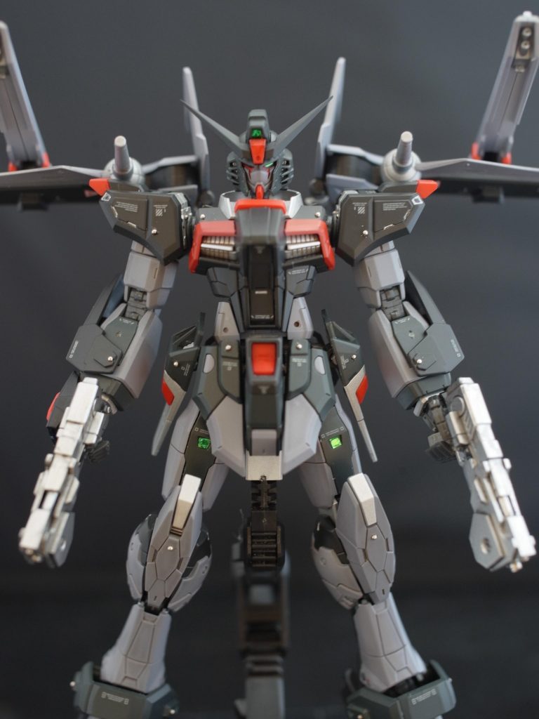 ノワールストライカーの飛行形態と合わせて、遠距離、近距離、問わずぶっ放す。派手な戦闘が目に浮かびます。