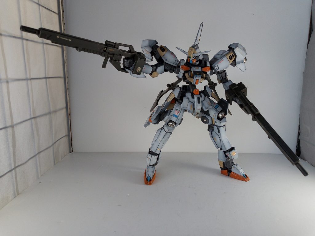 ガンダムを目指すという事なので当然阿頼耶識を積んでいます。
そのため、圏外圏出身者の中でも更に立場の低い者がテストパイロットとして選抜され、阿頼耶識手術が施されます。ほぼモルモットみたいな感じです。
マクギリスが研究を進めていた阿頼耶識の再現程ではないですが、ヒューマンデブリ達に施されるような質の低い阿頼耶識手術と比較すると安全で精度の高い手術が施されました。