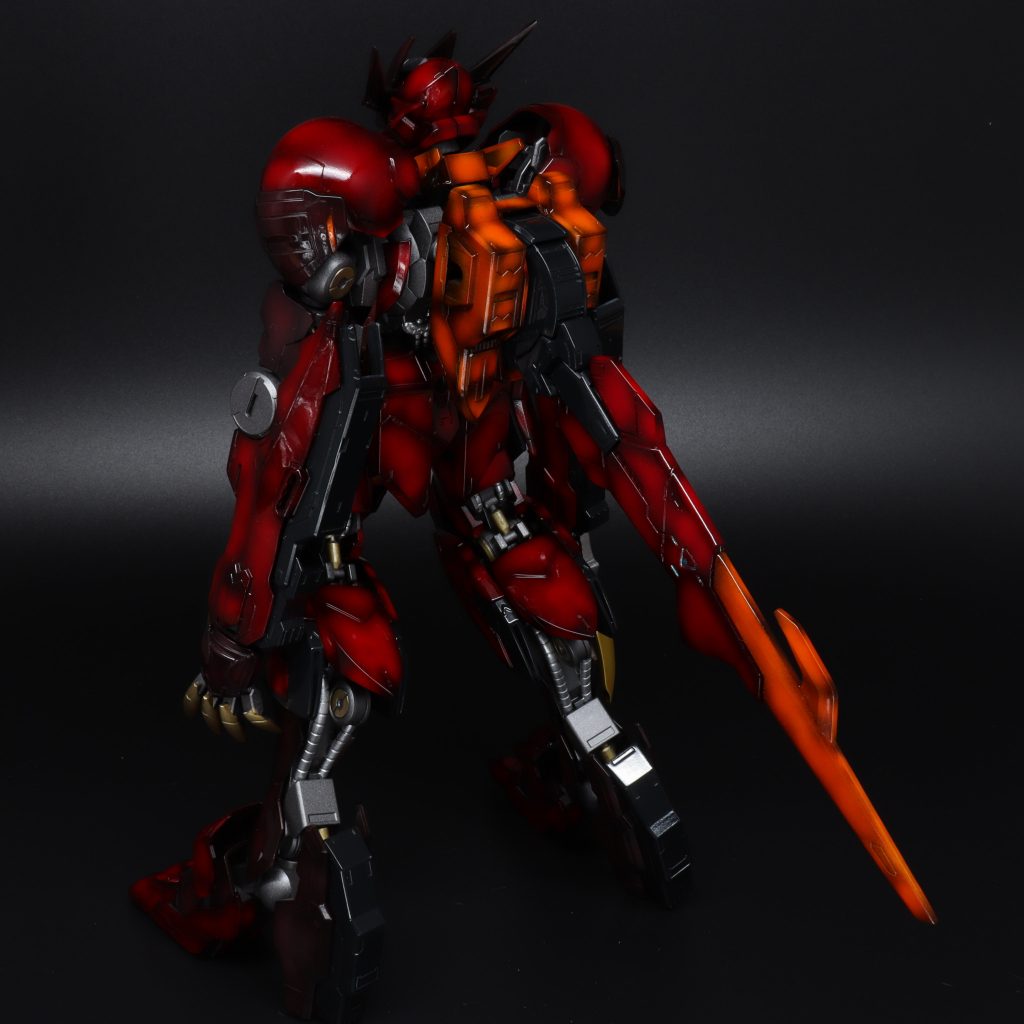 外装は光沢＆グラデーション塗装。
発色を良くするためにハイライトのホワイトを強めにしてから、クリアーカラーで塗装してます。