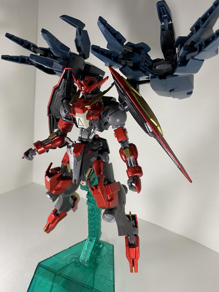 GNビッグキャノン(GNクロー)太陽炉を内蔵した本機の特徴的な高火力武装。本体から分離しての独立稼動も可能であり、ビーム射撃からGNクローによる敵機の拘束までこなす。ハンドガン。腰部に装備した牽制用武装。足部ハンターエッジ。こちらもヴィダールと同様の足先と踵の展開可能な近接武装。