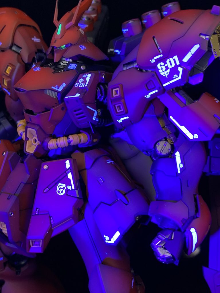 ブラックライトでモノアイとデカールがキラッキラ😊