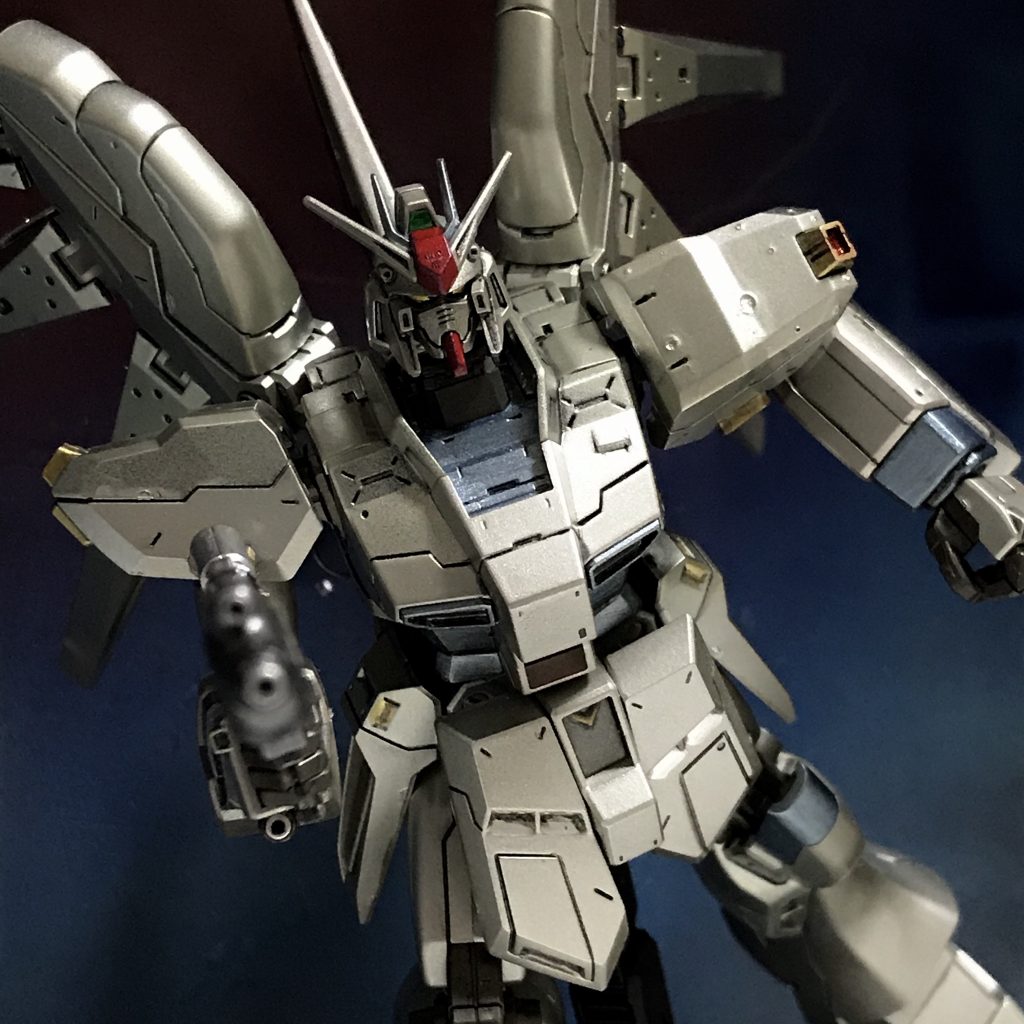 『ベルトーチカ・チルドレン』では、未塗装の状態でラー・カイラムに運ばれてきます。いわゆるロールアウトカラー。ということは、白ではなくてガンダリウム合金(ルナ・チタニウム)の地色では?と妄想しました。22万円のガンダリウム合金製ガンダムの真似もしてみたくて。
    +