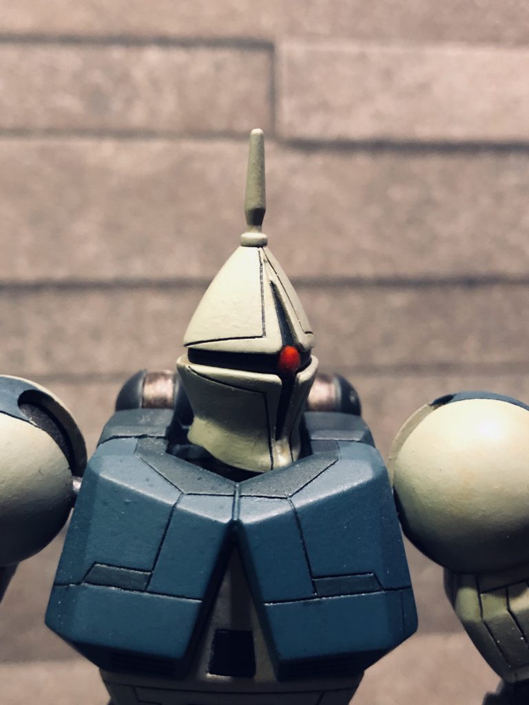 頭部です。モノアイは蛍光オレンジの上に蛍光ピンクを塗装しています。