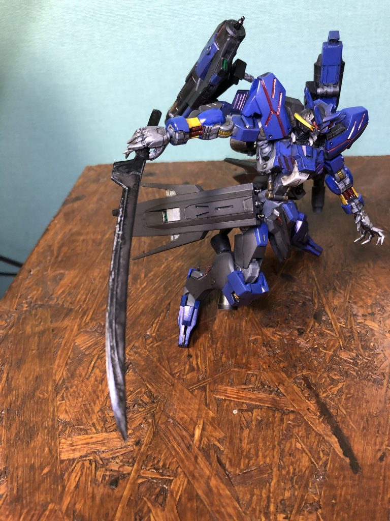 バーストサーベルも良いのですが、対バエル戦で見せた太刀捌きがとても良かったので、キマリスヴィダールの太刀を参考にプラ板から自作しました。キマリスヴィダールのものより多少長く肉厚な刀身になっています。