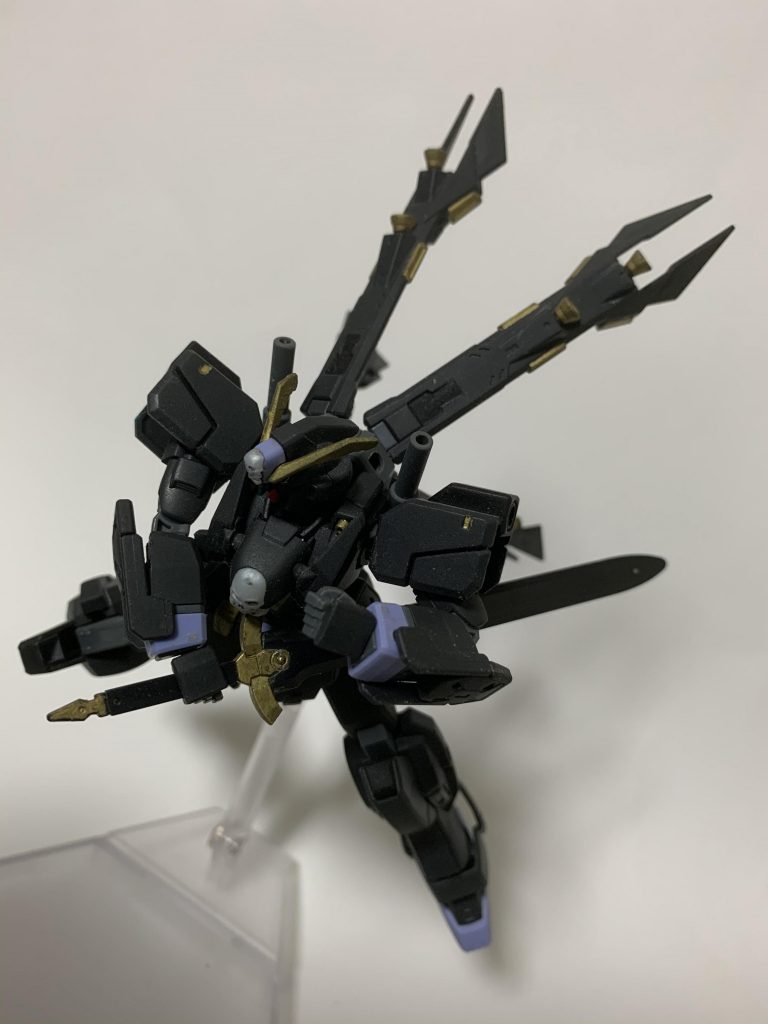 サブ武装のナイトソード刀身はあえて塗らずに、ランスと色を合わせるようにしています。今回のNEX 2 は、この他にも肩部や脚部の3mm穴に様々な武装を状況により換装できるよう(脳内設定)にしています。