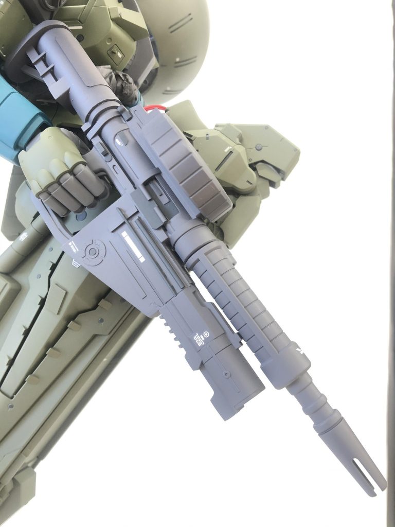 MMP-78?だっけ?名前うろ覚えだけどAR系の意匠が好きなこのザクマシンガン。再現したくてプラ板やら何やらで製作しました。一番のこだわりはレシーバー中央のエジェクションポート(穴開けてプラ板貼って製作