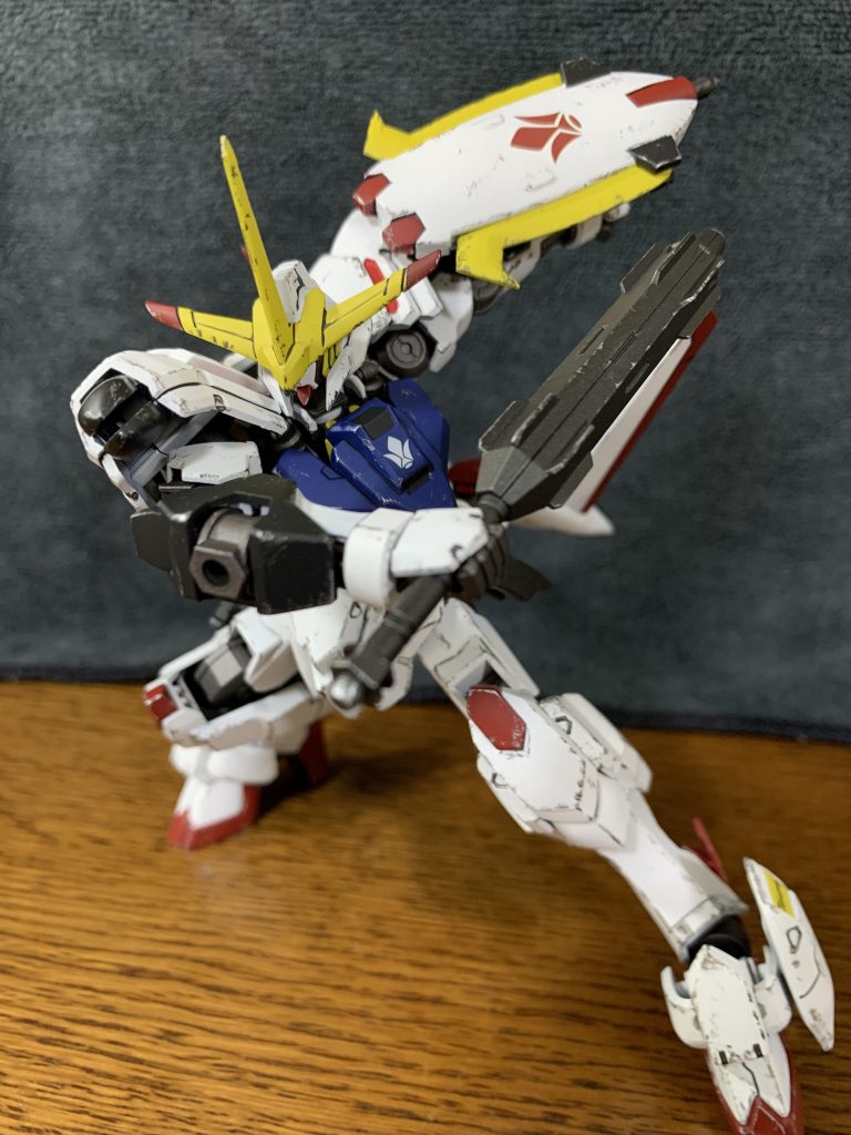 可動域もかなり広く、大きくポーズを取らせても、特に干渉して動かせないなどはありませんでした。