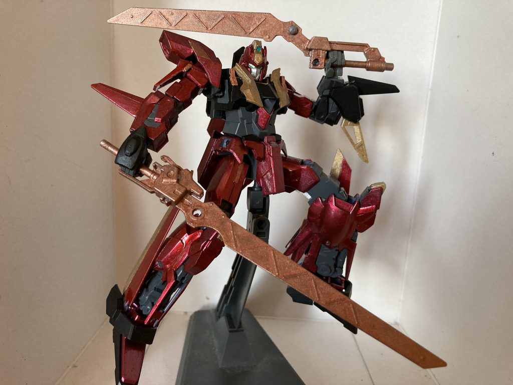 背中にマウントしているロングツインブレード。こっちが主兵装じゃないかと言われそうです。