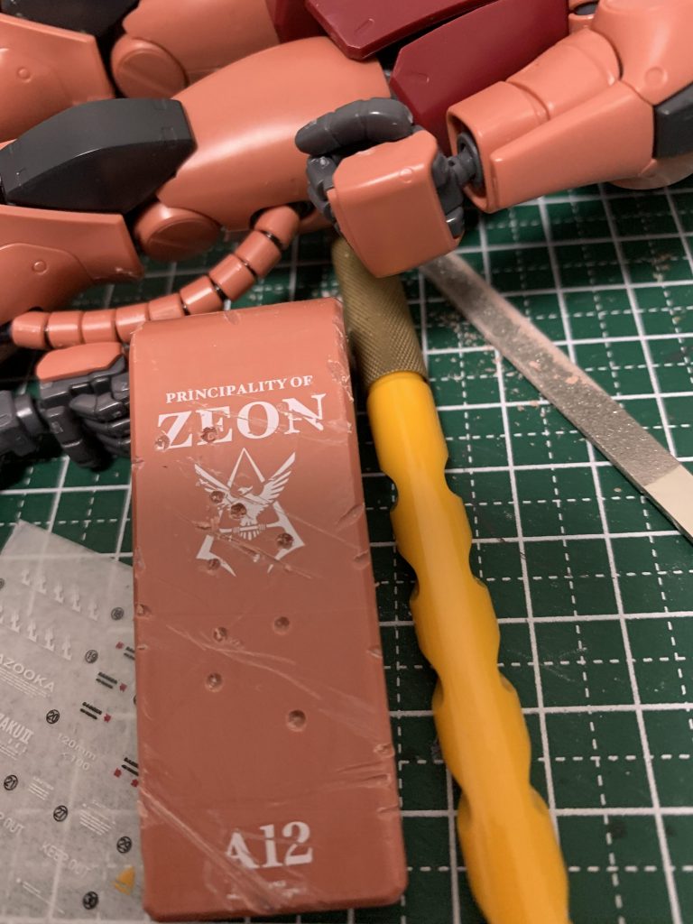 シールドに先にドライデカールを貼り、ナイフやピンバイス、やすりでひたすら傷をつけて