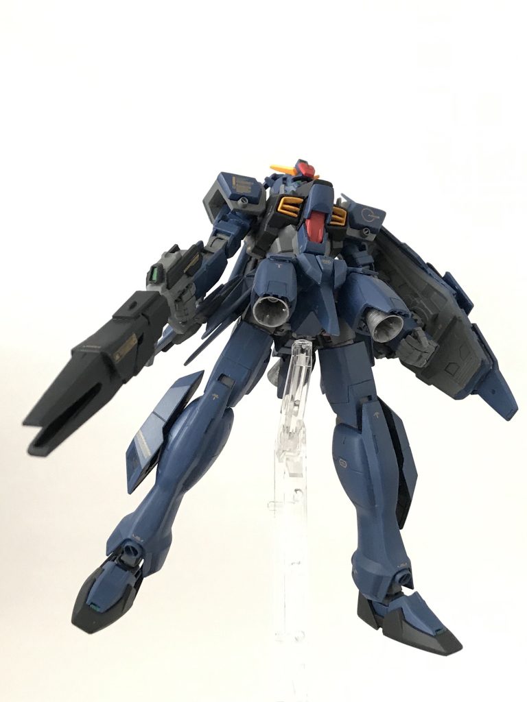 全推進部を一挙に作動する事で長距離跳躍が出来る。高度10000mを飛行する変形MSに飛びつくことが可能。