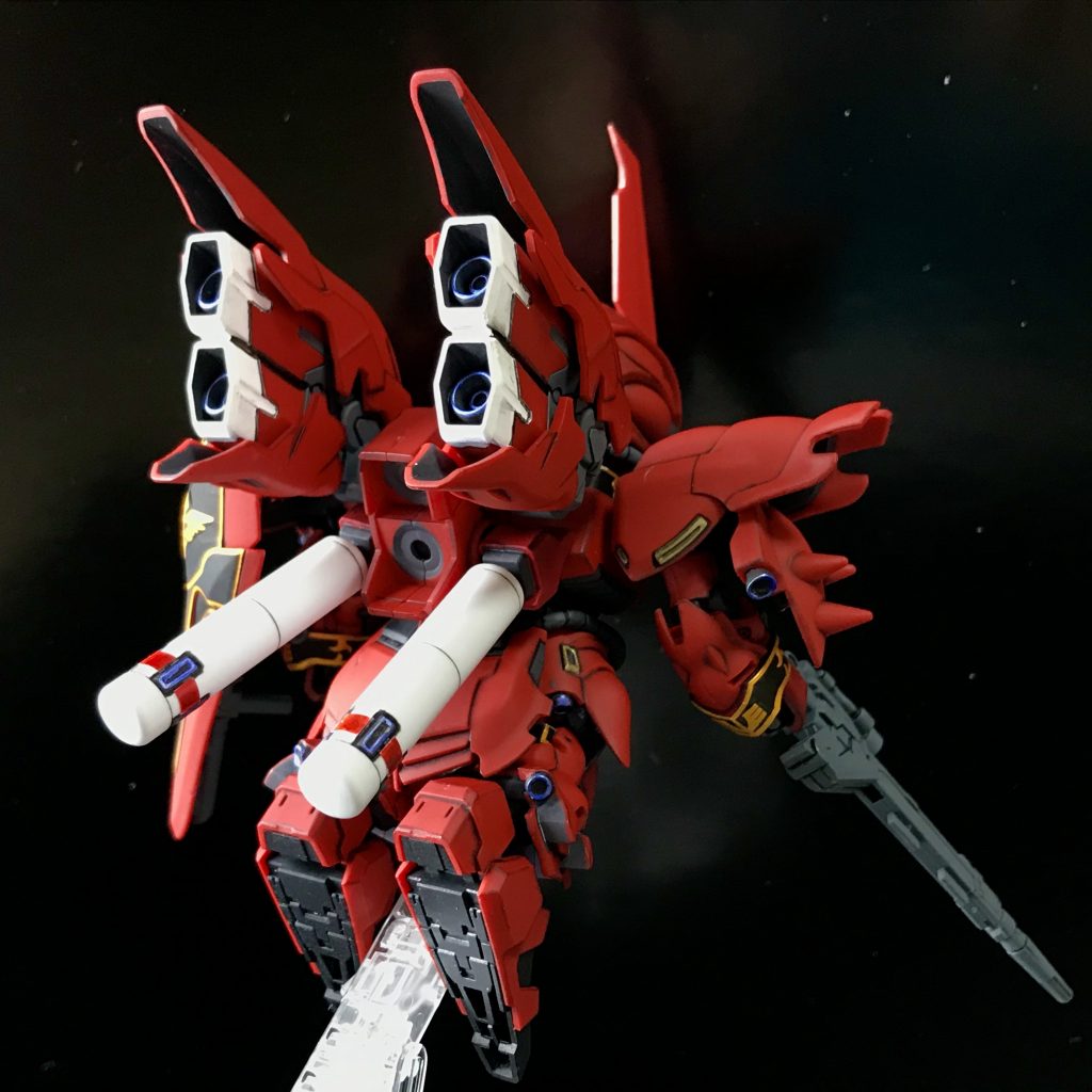 シナンジュといえばこのフレキシブル・スラスターとプロペラントタンクが印象的です。でもこれらは全く色分けされていないので、頑張って塗りました。